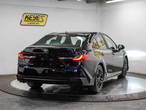 Used 2025 Toyota Camry SE FWD image 4