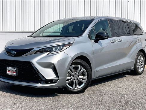 Used 2021 Toyota Sienna XSE AWD/4WD image 2