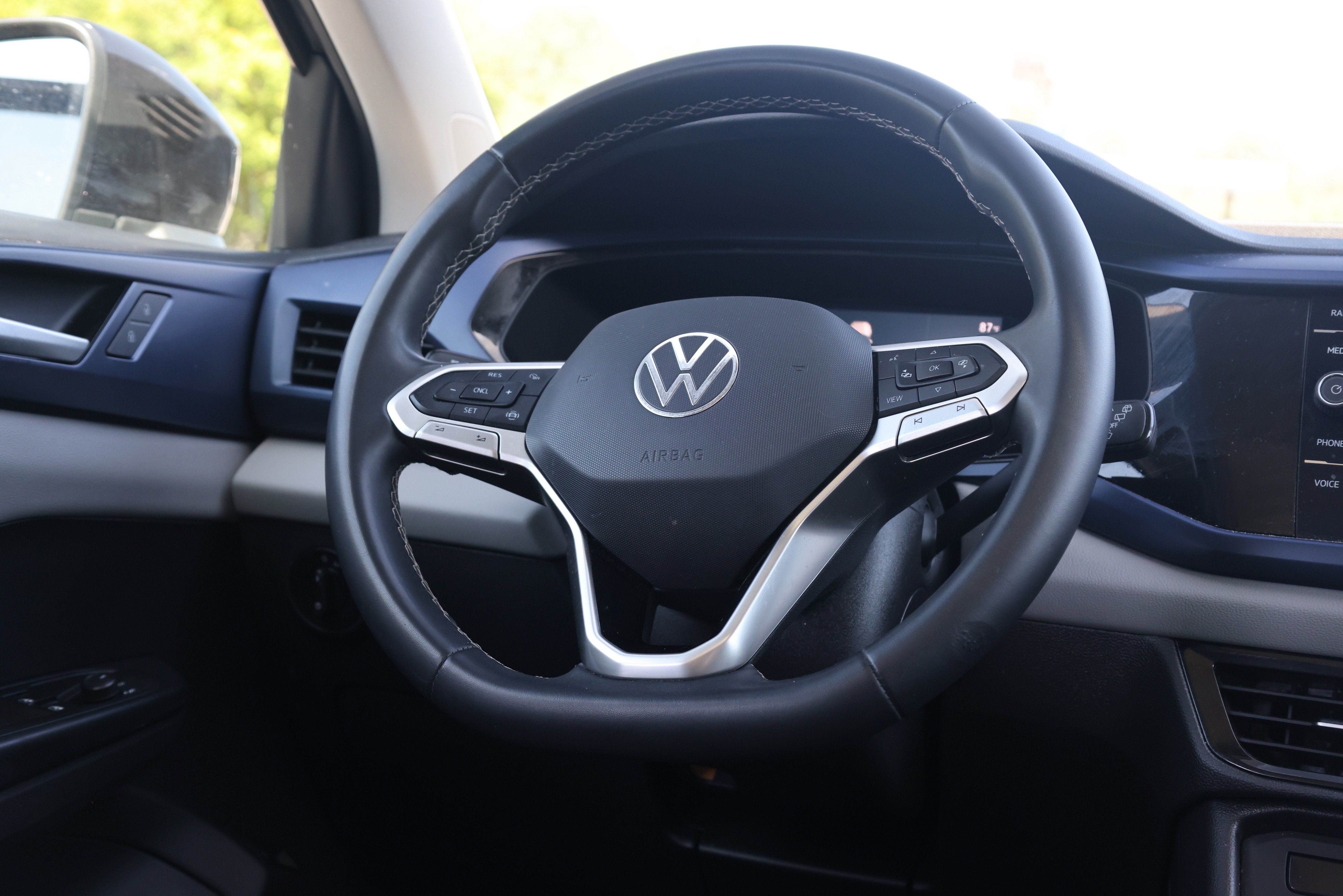Used 2022 Volkswagen Taos SE w/ Panoramic Sunroof Package FWD image 7