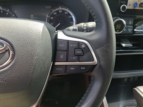 Used 2024 Toyota Highlander LE AWD/4WD image 22