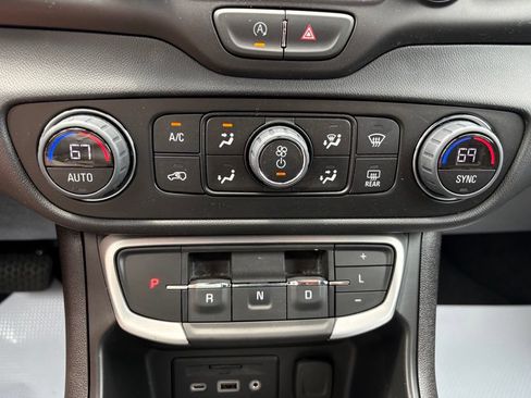 Used 2023 GMC Terrain SLE w/ Driver Convenience Package FWD image 4