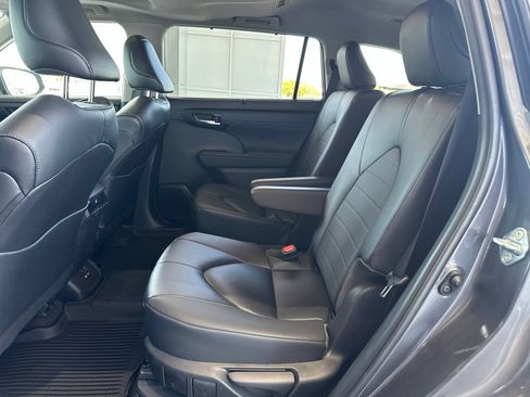 Used 2023 Toyota Highlander XLE AWD/4WD image 21