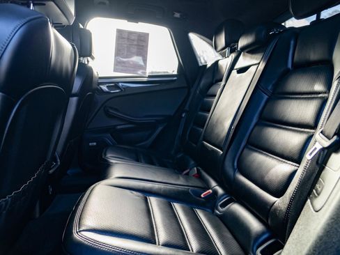 Used 2018 Porsche Macan Turbo image 17