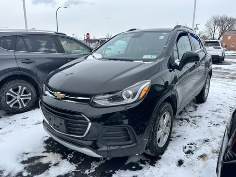 Used 2022 Chevrolet Trax LT w/ LT Convenience Package image 3