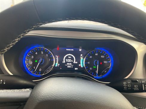 Used 2025 Chrysler Pacifica Limited image 46