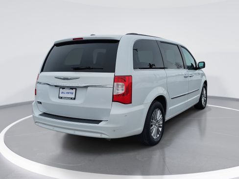 Used 2015 Chrysler Town & Country Touring-L w/ Driver Convenience Group image 3
