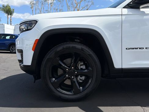 Used 2023 Jeep Grand Cherokee L Laredo AWD/4WD image 21