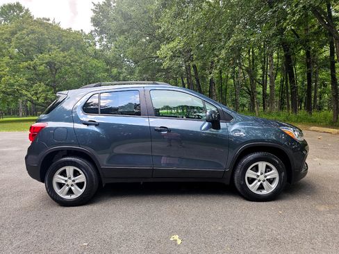 Used 2021 Chevrolet Trax LT w/ Driver Confidence Package image 4