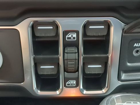 New 2025 Jeep Gladiator High Tide image 21