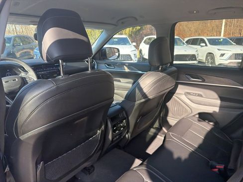 Used 2023 Jeep Grand Cherokee Limited w/ Black Appearance Package image 11