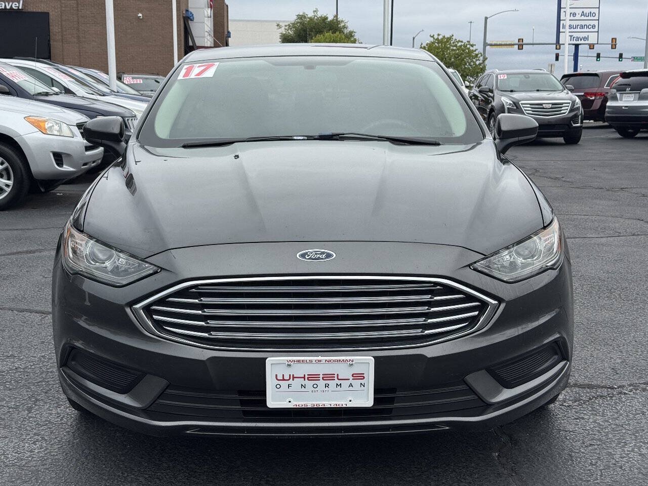 Used 2017 Ford Fusion SE w/ Fusion SE Technology Package FWD image 2