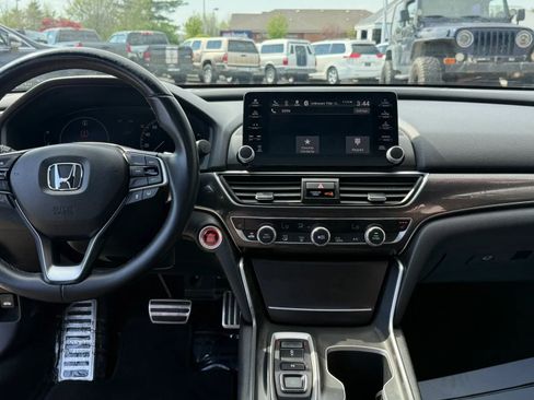 Used 2018 Honda Accord Sport image 15