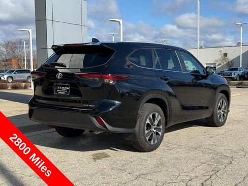 Used 2025 Toyota Highlander XLE image 3