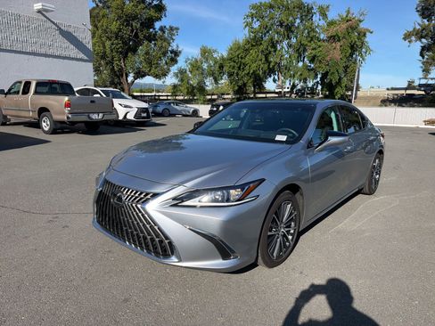 Used 2025 Lexus ES 350 w/ Premium Package image 3
