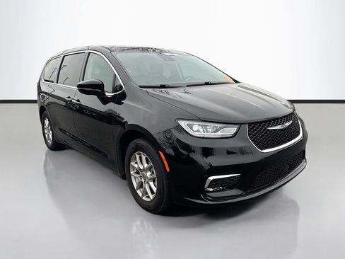 Used 2024 Chrysler Pacifica Touring-L image 23