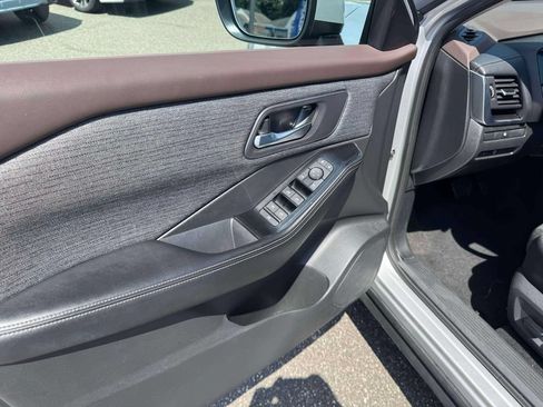 Used 2023 Nissan Rogue SV FWD image 19