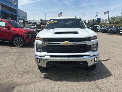 Used 2024 Chevrolet Silverado 2500 LT AWD/4WD image 2