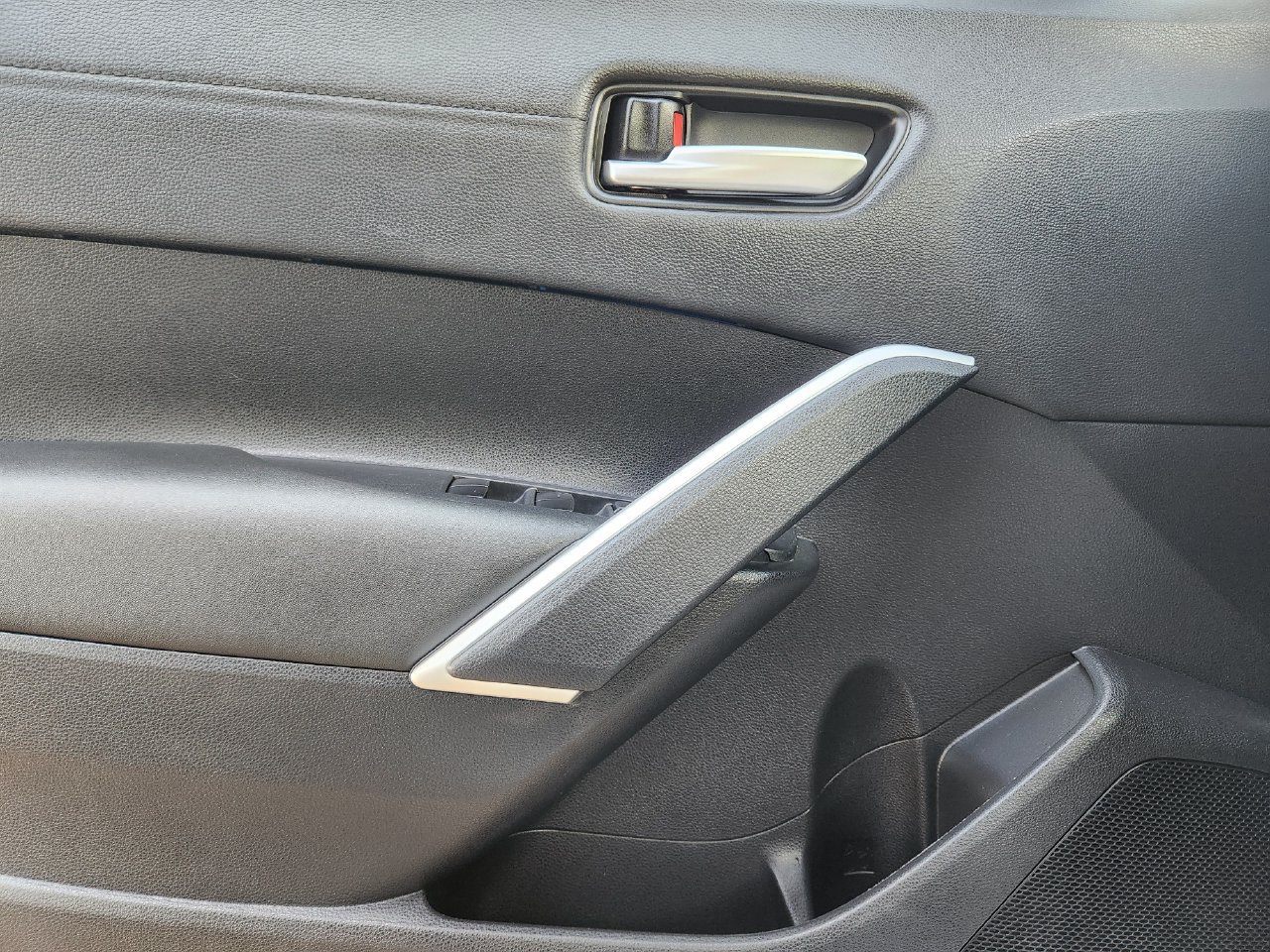 Used 2023 Toyota Corolla Cross XLE FWD image 22