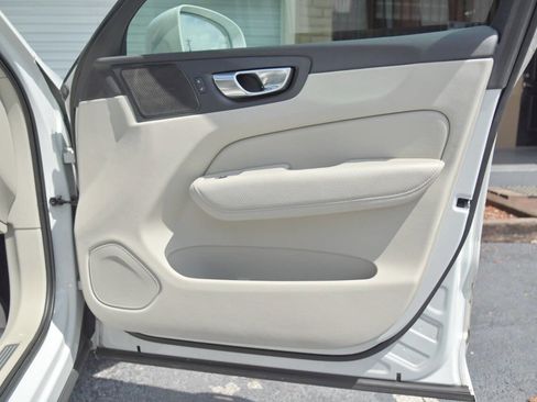 Used 2019 Volvo XC60 T6 Momentum w/ Multimedia Package image 40