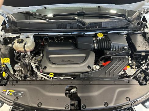 Used 2025 Chrysler Pacifica Select FWD image 10