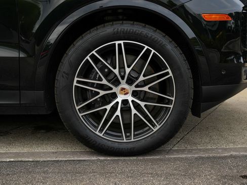 Certified 2025 Porsche Cayenne E-Hybrid AWD/4WD image 39