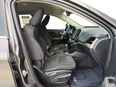 Used 2017 Jeep Cherokee Latitude FWD image 17