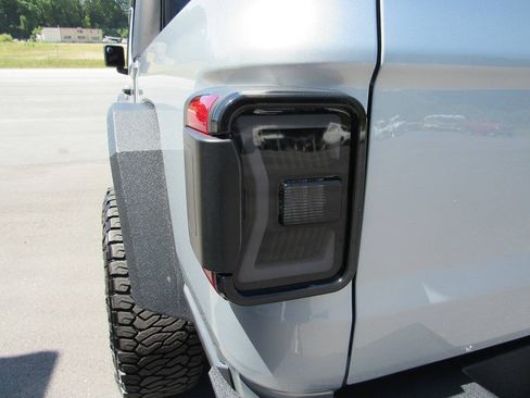 Used 2023 Jeep Gladiator Sport AWD/4WD image 23