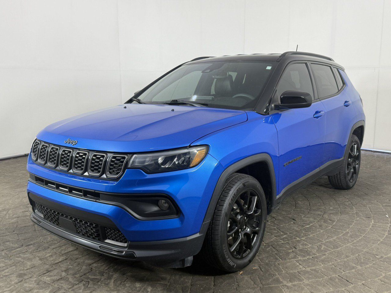Used 2024 Jeep Compass Latitude w/ Convenience Group AWD/4WD image 3