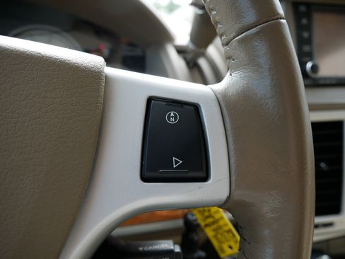 Used 2010 Chrysler Town & Country Limited FWD image 29