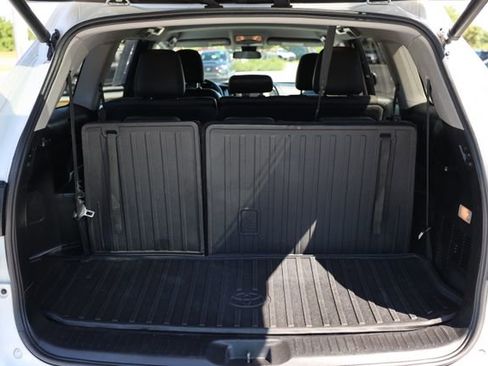 Used 2018 Toyota Highlander Plus AWD/4WD image 10