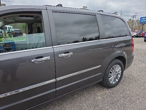 Used 2016 Chrysler Town & Country Touring-L FWD image 33