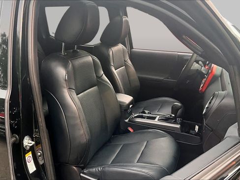 Certified 2018 Toyota Tacoma TRD Sport AWD/4WD image 8