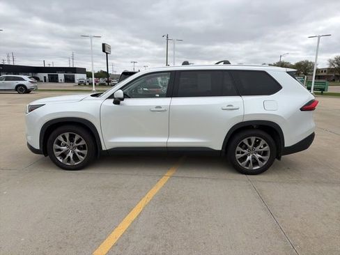 Used 2024 Toyota Grand Highlander FWD image 3