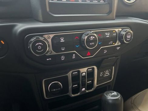 Used 2018 Jeep Wrangler Unlimited Sahara image 25