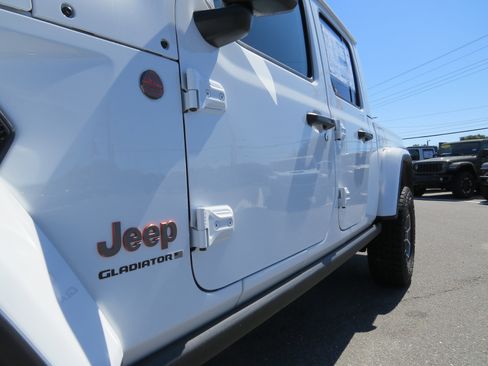 New 2025 Jeep Gladiator Mojave image 16
