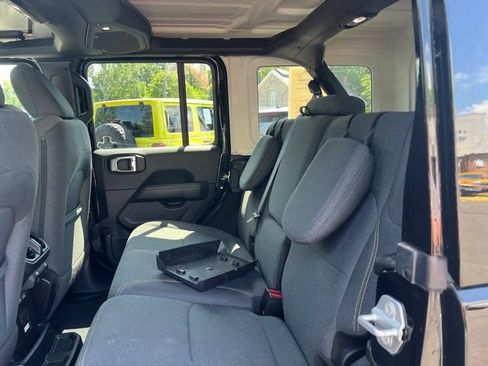 Used 2025 Jeep Wrangler Unlimited Sahara AWD/4WD image 19