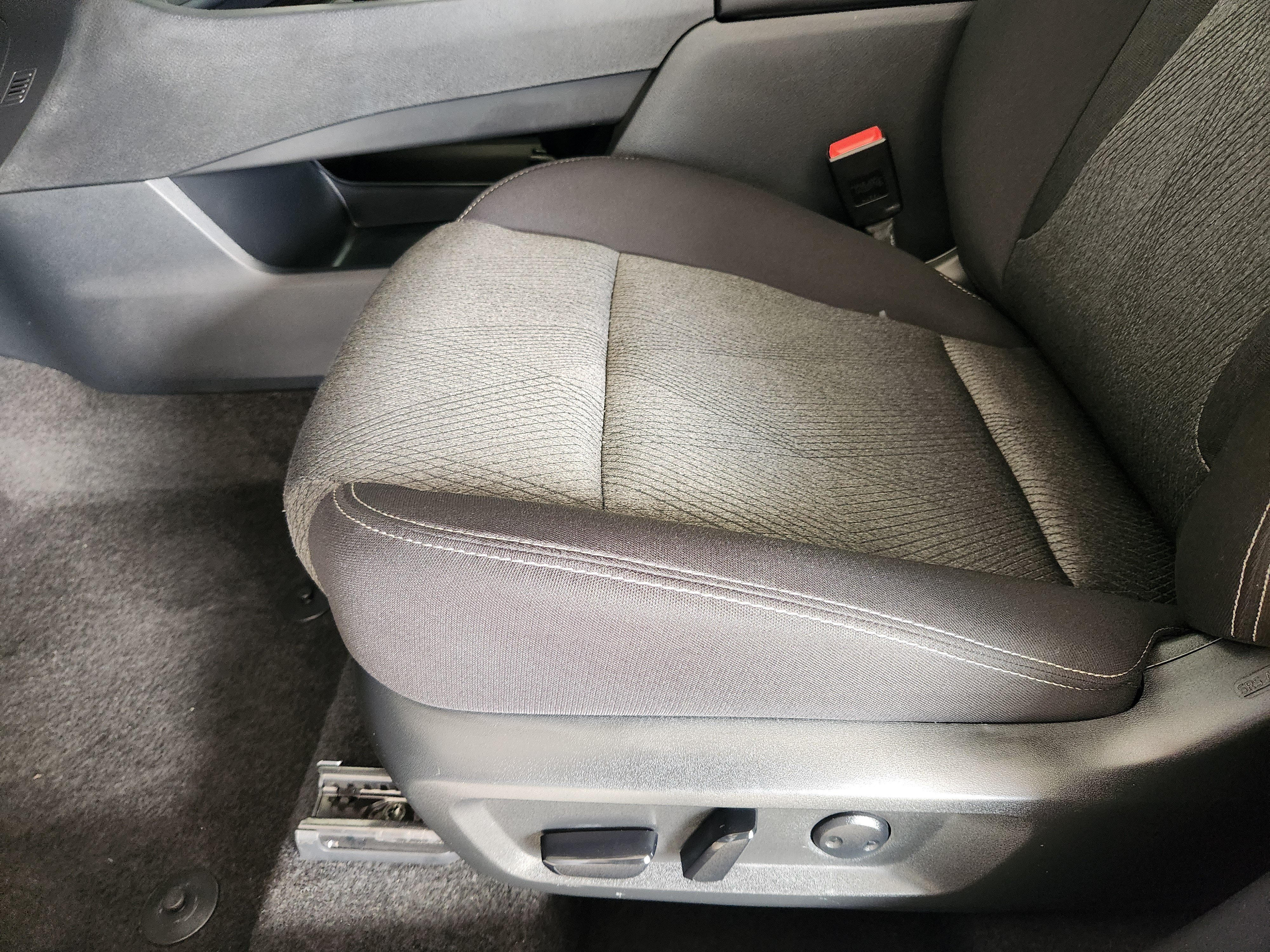 Used 2025 Nissan Rogue SV FWD image 25