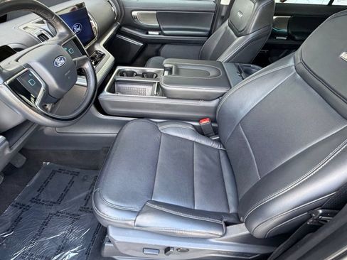 Used 2025 Ford Expedition Platinum AWD/4WD image 5