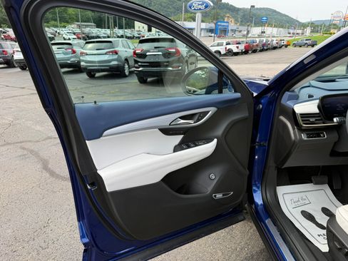 Used 2025 Buick Envision Avenir AWD/4WD image 10