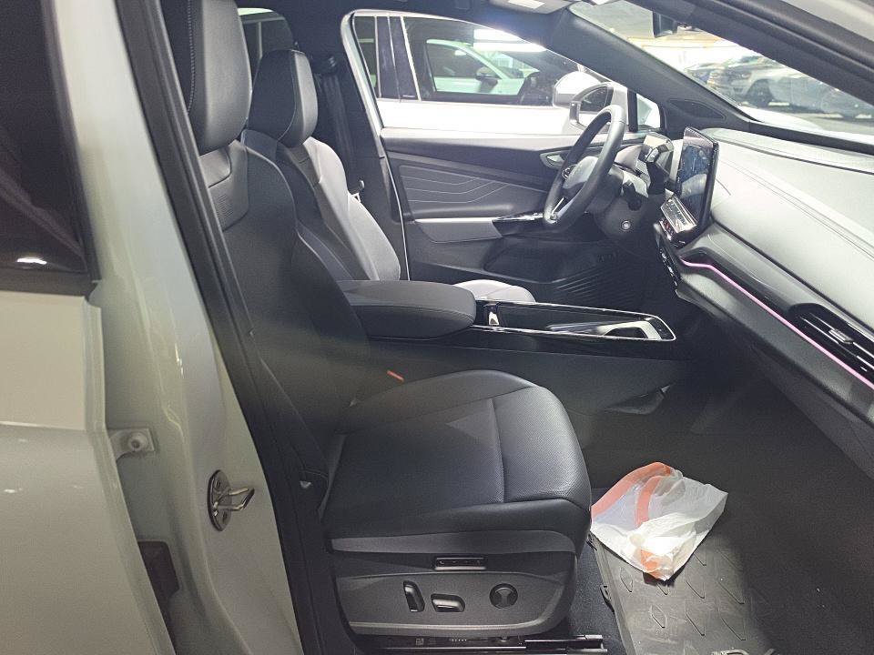 Used 2023 Volkswagen ID.4 Pro S Plus RWD image 5