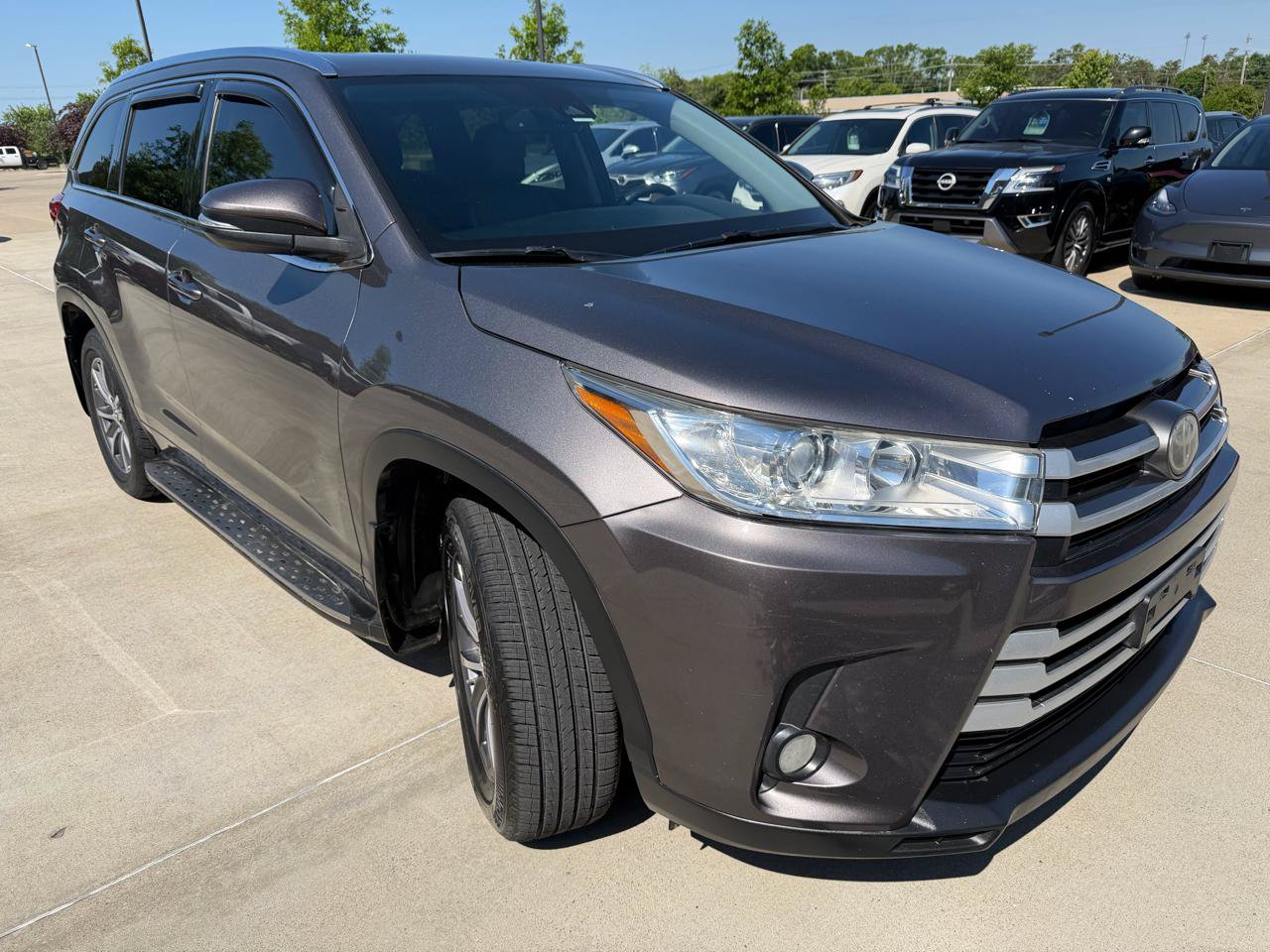Used 2017 Toyota Highlander XLE FWD image 3