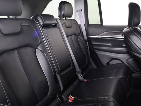 Used 2023 Jeep Grand Cherokee Limited w/ Black Appearance Package AWD/4WD image 34