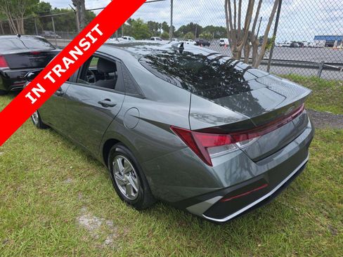 Used 2025 Hyundai Elantra SE FWD image 4