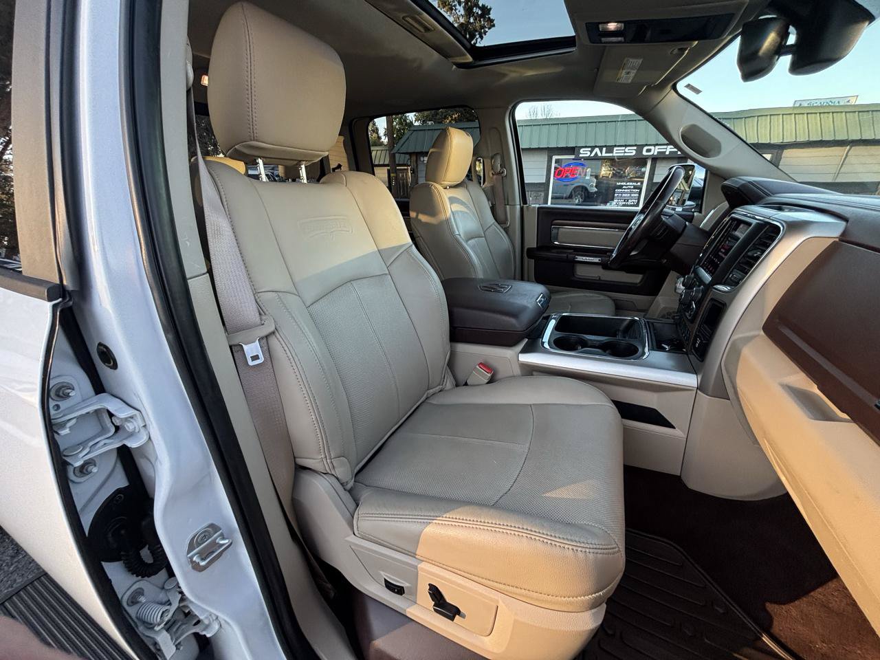 Used 2018 RAM 1500 Laramie w/ Convenience Group AWD/4WD image 9