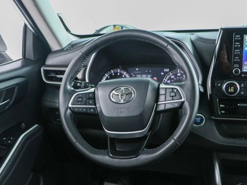 Used 2022 Toyota Highlander XLE FWD image 12