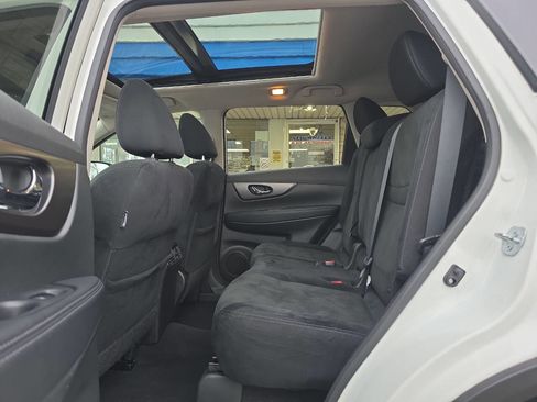 Used 2015 Nissan Rogue SV w/ SV Moonroof Package image 10