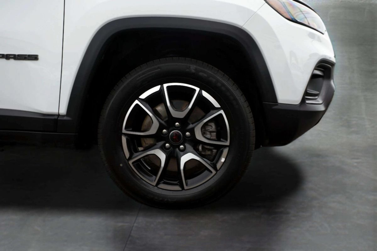 Used 2025 Jeep Compass Trailhawk AWD/4WD image 10