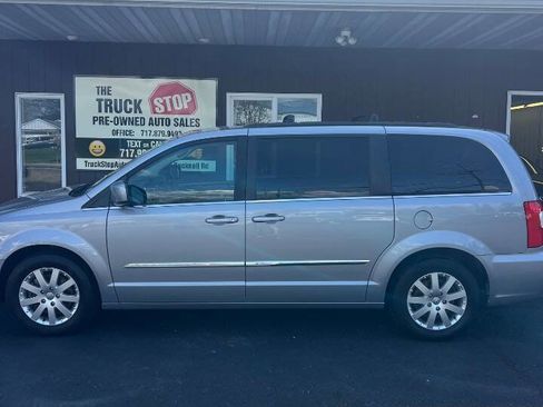 Used 2015 Chrysler Town & Country Touring image 2