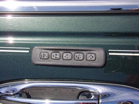 Used 2002 Lincoln Town Car Signature RWD image 17