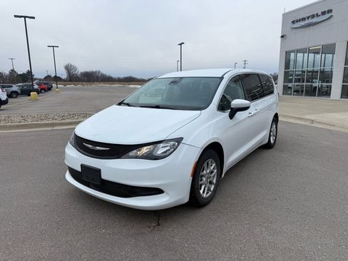 Used 2023 Chrysler Voyager LX image 7